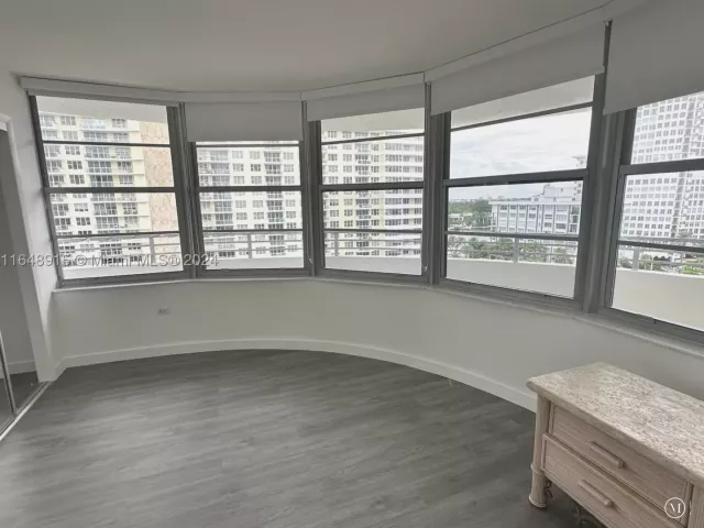2-bedroom condo for sale in Miami Beach - 5555 Collins Ave 10B - MondialRealty