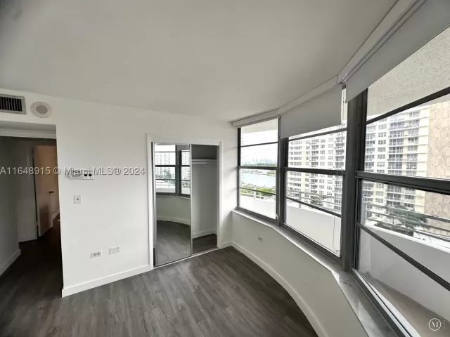 2-bedroom condo for sale in Miami Beach - 5555 Collins Ave 10B - MondialRealty