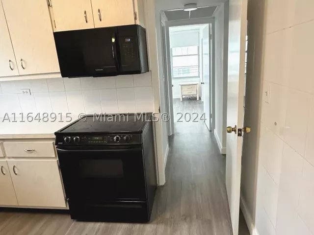 2-bedroom condo for sale in Miami Beach - 5555 Collins Ave 10B - MondialRealty