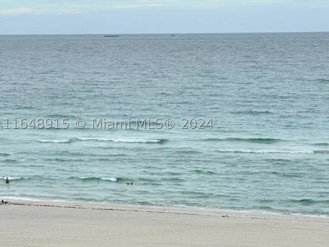 2-bedroom condo for sale in Miami Beach - 5555 Collins Ave 10B - MondialRealty