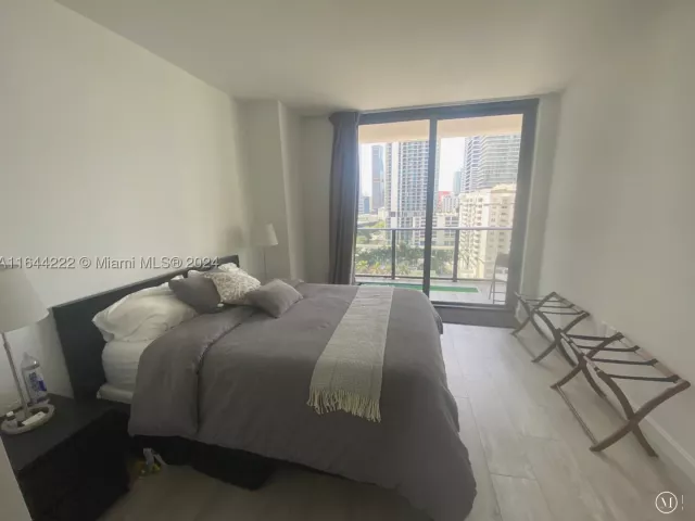 1-bedroom condo for sale in Miami - 45 SW 9th St 1005 - MondialRealty