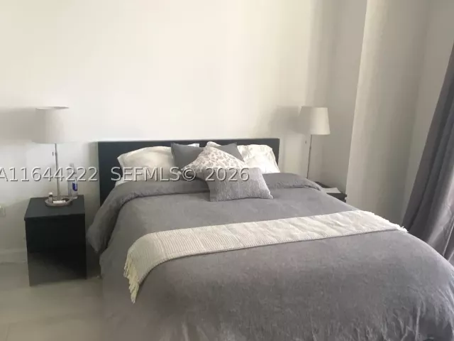 1-bedroom condo for sale in Miami - 45 SW 9th St 1005 - MondialRealty