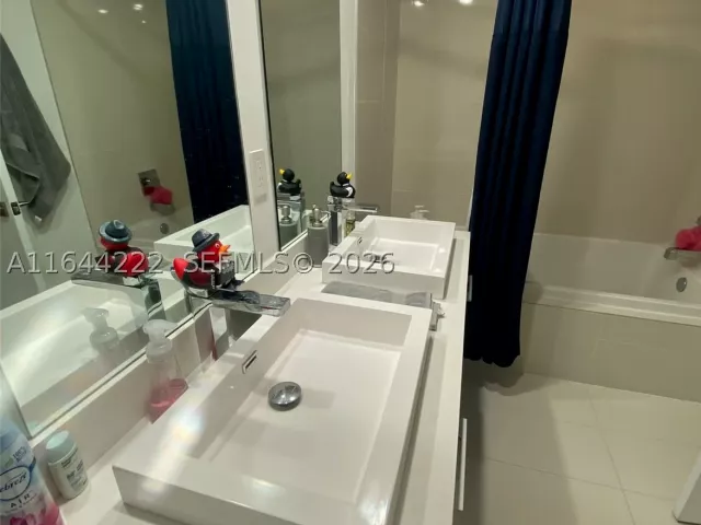 1-bedroom condo for sale in Miami - 45 SW 9th St 1005 - MondialRealty