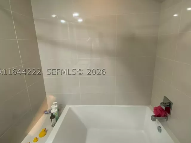 1-bedroom condo for sale in Miami - 45 SW 9th St 1005 - MondialRealty