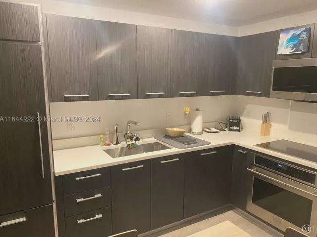 1-bedroom condo for sale in Miami - 45 SW 9th St 1005 - MondialRealty