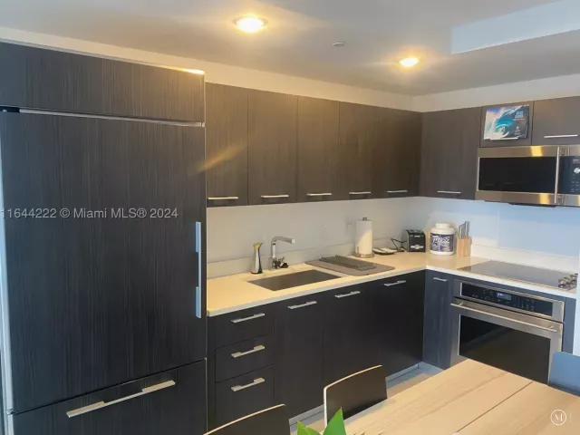 1-bedroom condo for sale in Miami - 45 SW 9th St 1005 - MondialRealty