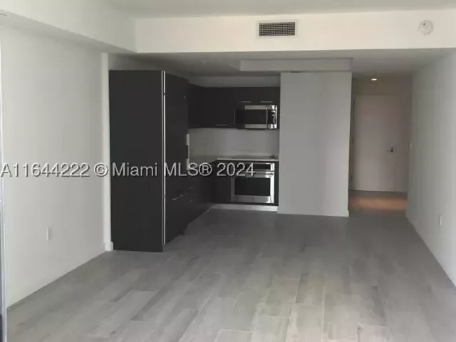1-bedroom condo for sale in Miami - 45 SW 9th St 1005 - MondialRealty