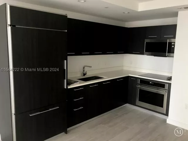 1-bedroom condo for sale in Miami - 45 SW 9th St 1005 - MondialRealty
