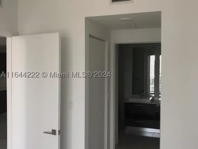 1-bedroom condo for sale in Miami - 45 SW 9th St 1005 - MondialRealty