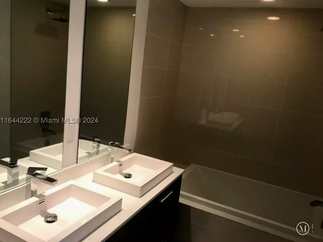 1-bedroom condo for sale in Miami - 45 SW 9th St 1005 - MondialRealty