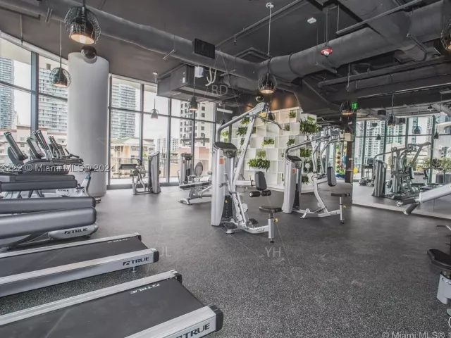 1-bedroom condo for sale in Miami - 45 SW 9th St 1005 - MondialRealty