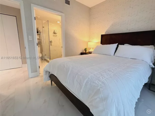 3-bedroom condo for sale in North Miami Beach - 16385 Biscayne Blvd 1201 - MondialRealty