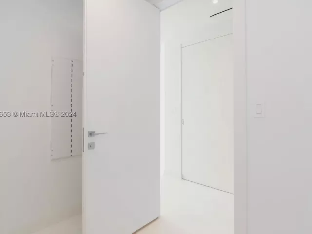 2-bedroom condo for sale in Miami - 300 Biscayne Blvd Way 902 - MondialRealty