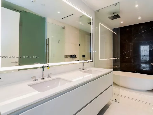 2-bedroom condo for sale in Miami - 300 Biscayne Blvd Way 902 - MondialRealty
