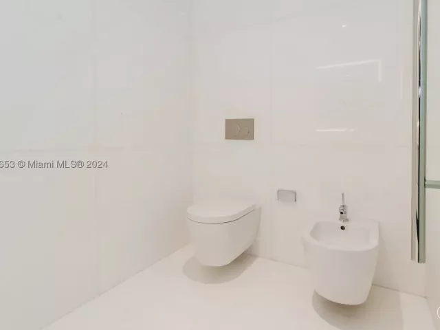 2-bedroom condo for sale in Miami - 300 Biscayne Blvd Way 902 - MondialRealty
