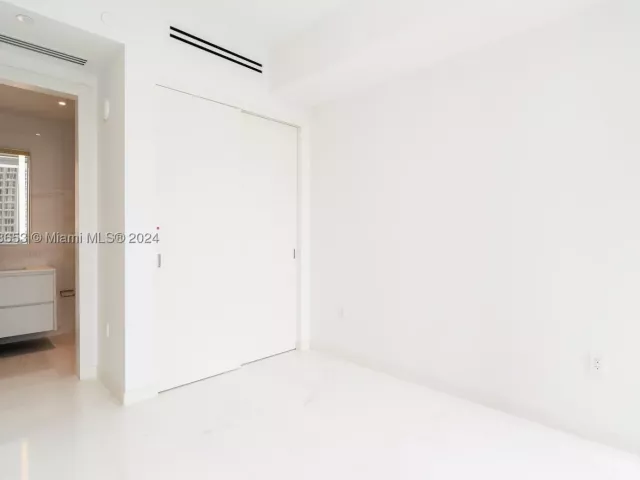 2-bedroom condo for sale in Miami - 300 Biscayne Blvd Way 902 - MondialRealty
