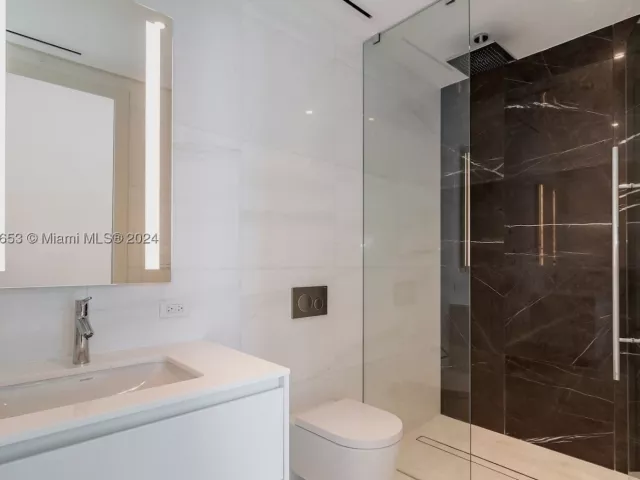 2-bedroom condo for sale in Miami - 300 Biscayne Blvd Way 902 - MondialRealty