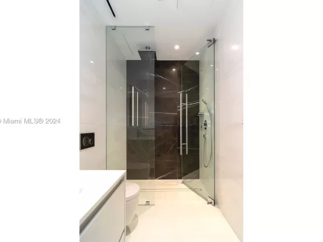 2-bedroom condo for sale in Miami - 300 Biscayne Blvd Way 902 - MondialRealty