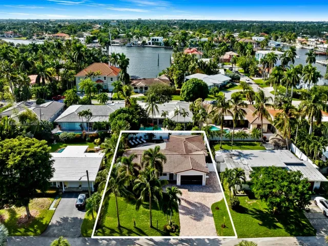 5-bedroom home for rent in Fort Lauderdale - 1931 NE 32nd Ave - MondialRealty