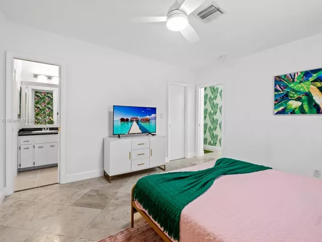 5-bedroom home for rent in Fort Lauderdale - 1931 NE 32nd Ave - MondialRealty