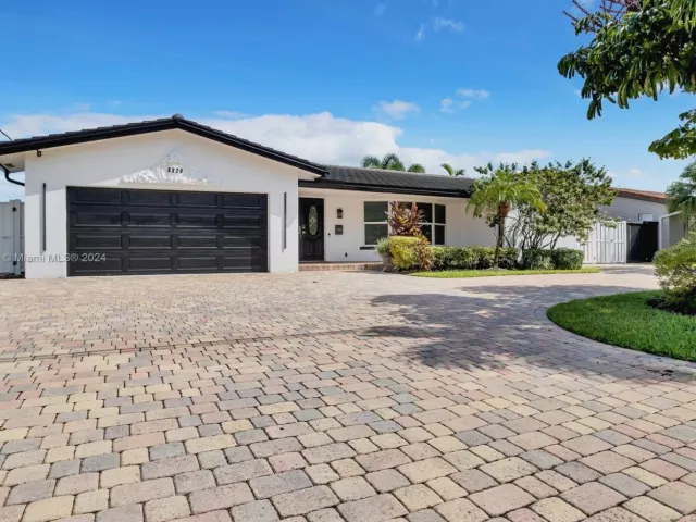 4-bedroom home for rent in Fort Lauderdale - 5220 NE 26th Ave - MondialRealty