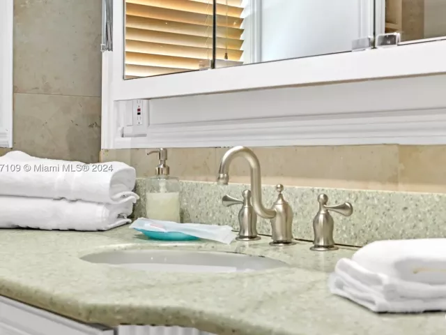 4-bedroom home for rent in Fort Lauderdale - 5220 NE 26th Ave - MondialRealty