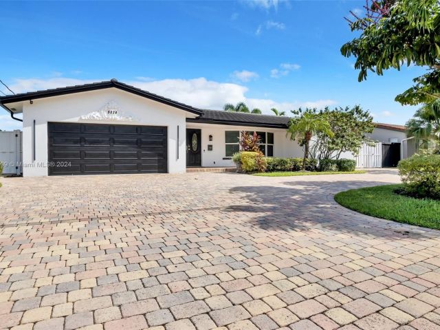 Home for rent at 5220 NE 26th Ave - photo 5569061