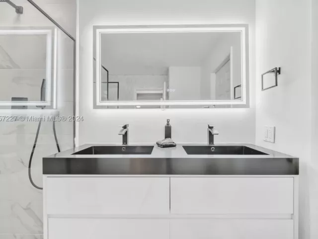 4-bedroom home for rent in Fort Lauderdale - 5830 NE 14th Rd - MondialRealty