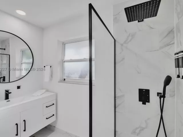 4-bedroom home for rent in Fort Lauderdale - 5830 NE 14th Rd - MondialRealty