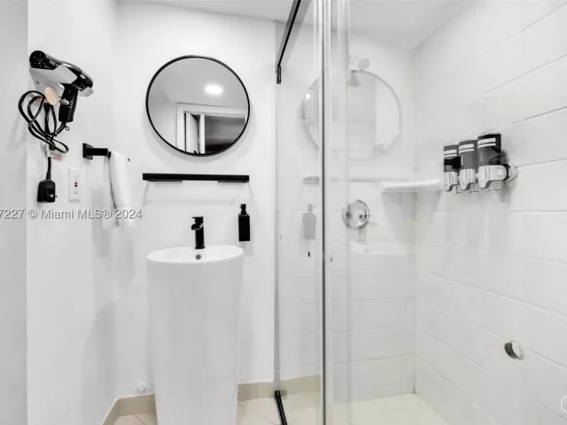 4-bedroom home for rent in Fort Lauderdale - 5830 NE 14th Rd - MondialRealty