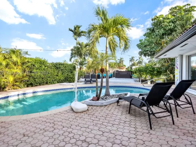 4-bedroom home for rent in Fort Lauderdale - 5830 NE 14th Rd - MondialRealty