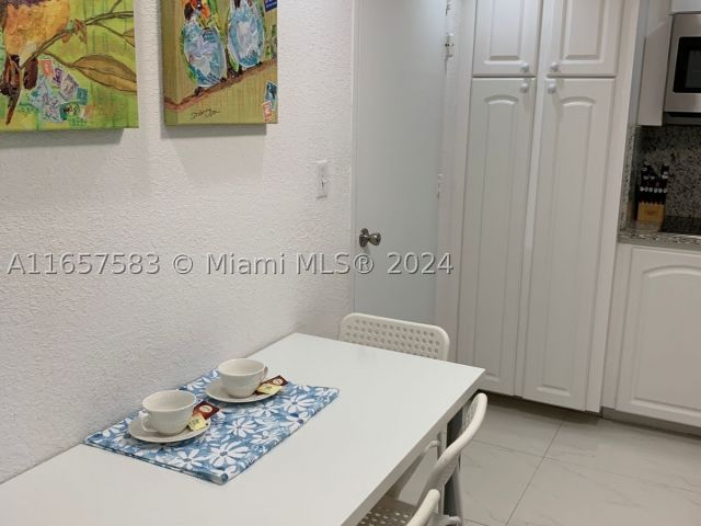 1-bedroom condo for sale in Hollywood - 3801 S Ocean Dr 12M - MondialRealty