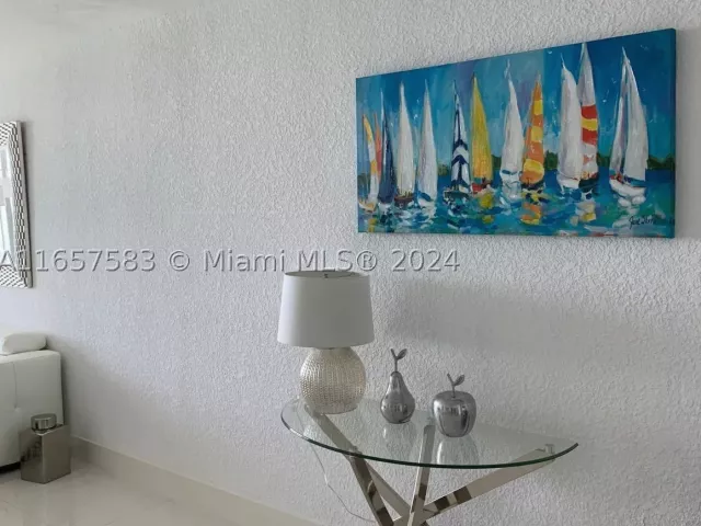 1-bedroom condo for sale in Hollywood - 3801 S Ocean Dr 12M - MondialRealty