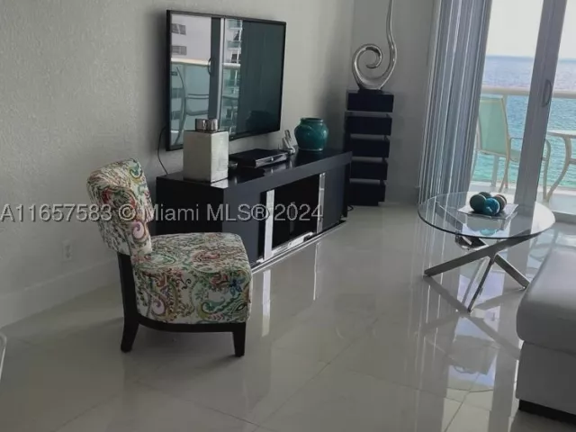 1-bedroom condo for sale in Hollywood - 3801 S Ocean Dr 12M - MondialRealty