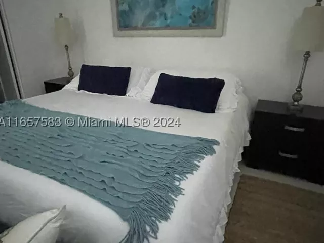 1-bedroom condo for sale in Hollywood - 3801 S Ocean Dr 12M - MondialRealty