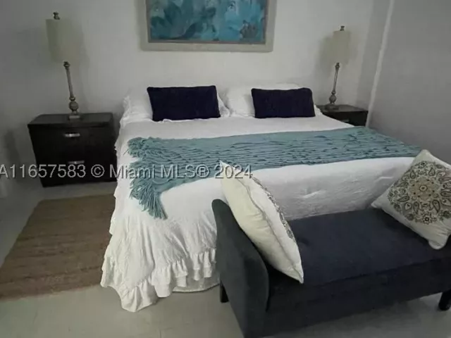 1-bedroom condo for sale in Hollywood - 3801 S Ocean Dr 12M - MondialRealty