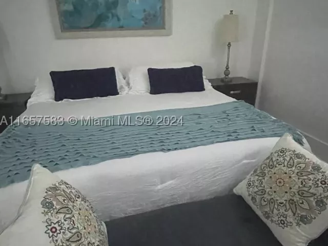1-bedroom condo for sale in Hollywood - 3801 S Ocean Dr 12M - MondialRealty