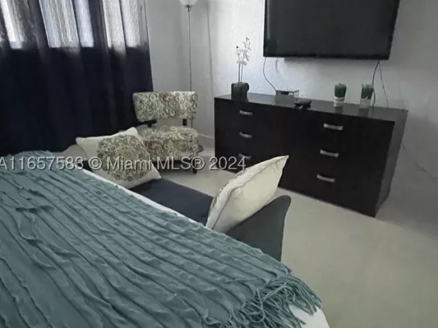 1-bedroom condo for sale in Hollywood - 3801 S Ocean Dr 12M - MondialRealty