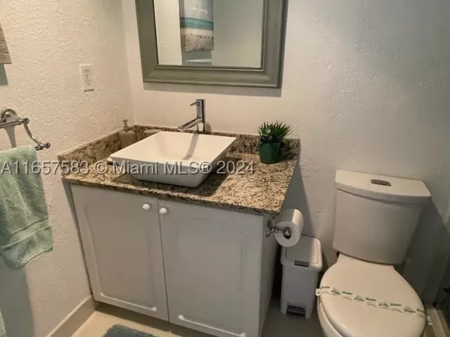1-bedroom condo for sale in Hollywood - 3801 S Ocean Dr 12M - MondialRealty