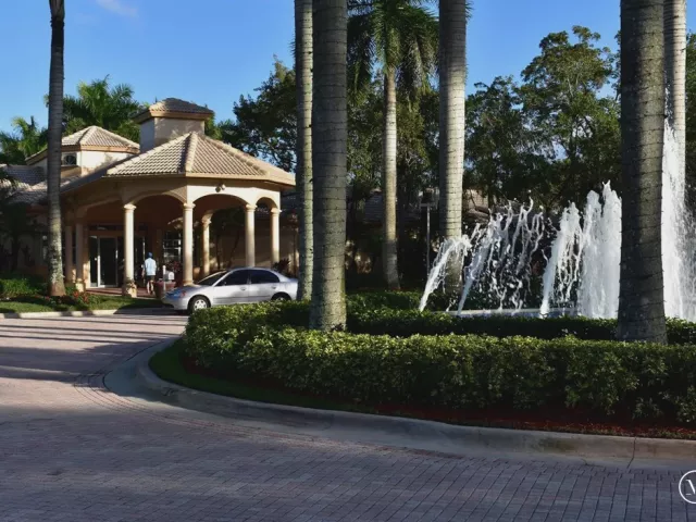1-bedroom condo for sale in Hollywood - 3801 S Ocean Dr 12M - MondialRealty