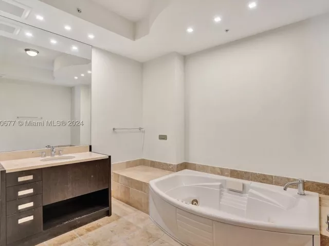 3-bedroom condo for sale in Sunny Isles Beach - 18201 Collins Ave 3404&Cabana - MondialRealty