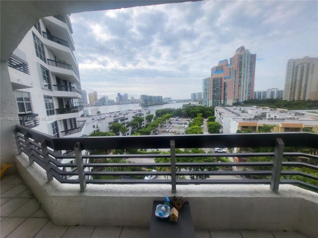 2-bedroom condo for sale in Aventura - 3400 NE 192nd St 903 - MondialRealty