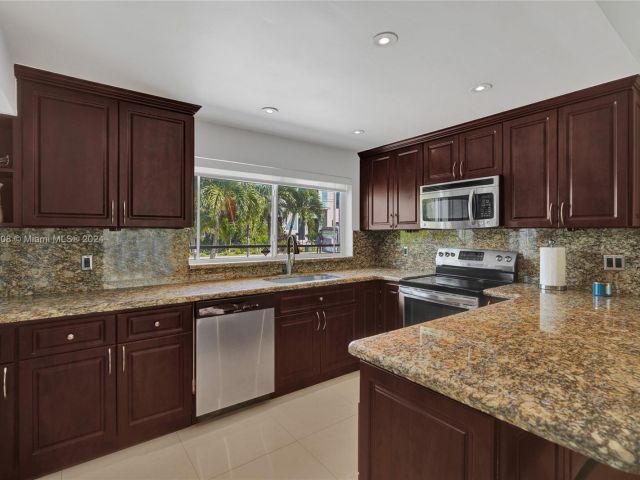 Home for sale at 1910 N Hibiscus Dr - photo 5536724