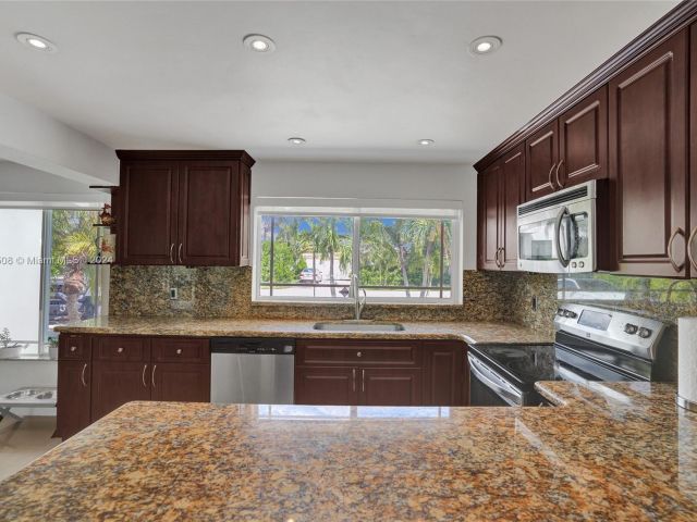 Home for sale at 1910 N Hibiscus Dr - photo 5536725