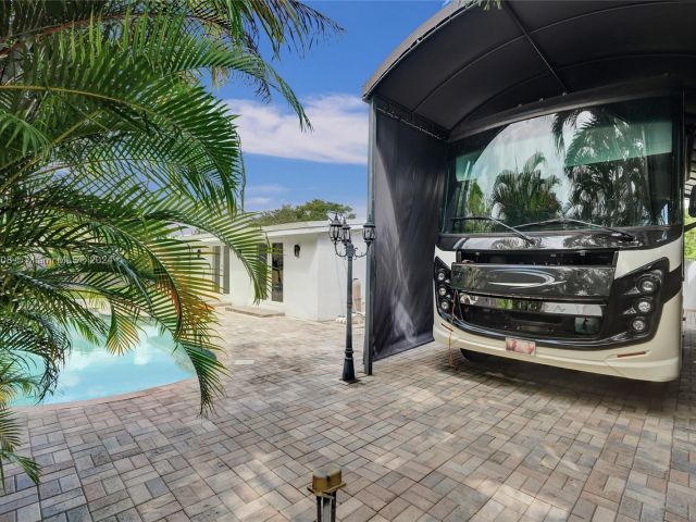 Home for sale at 1910 N Hibiscus Dr - photo 5536732