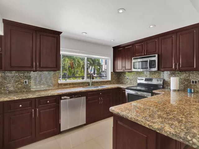 4-bedroom home for sale in North Miami - 1910 N Hibiscus Dr - MondialRealty