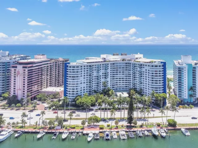 2-bedroom condo for sale in Miami Beach - 5151 Collins Ave 925 - MondialRealty
