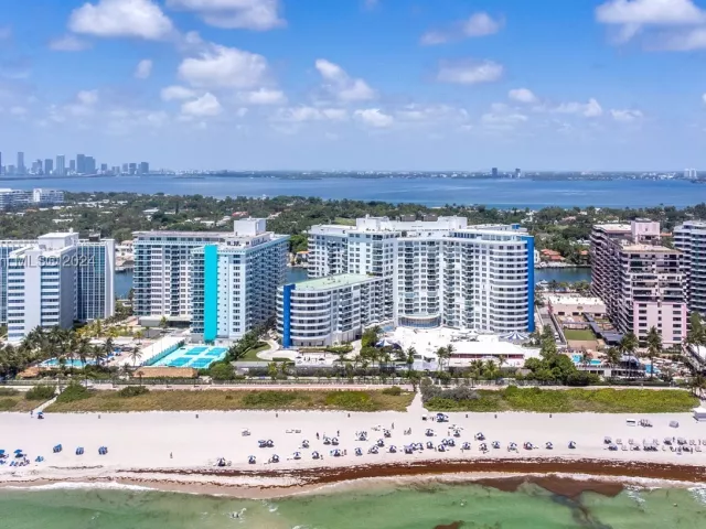 2-bedroom condo for sale in Miami Beach - 5151 Collins Ave 925 - MondialRealty