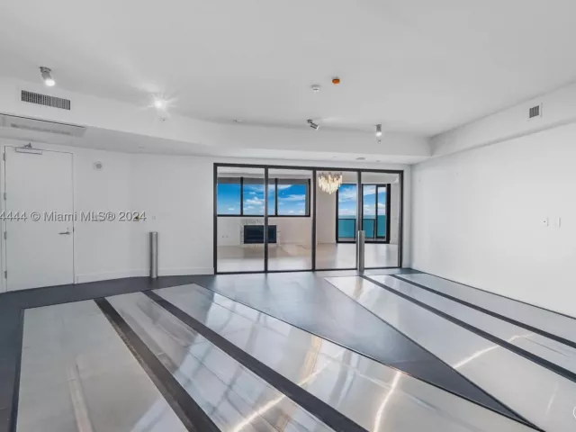 3-bedroom condo for rent in Sunny Isles Beach - 18555 Collins Ave 5001 - MondialRealty