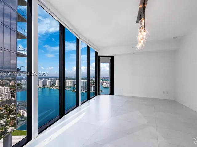 3-bedroom condo for rent in Sunny Isles Beach - 18555 Collins Ave 5001 - MondialRealty